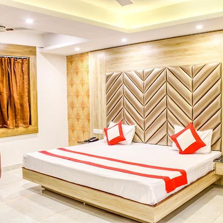 The Eleganza Hotel Jhājra Buitenkant foto