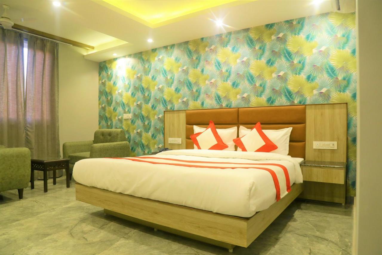 The Eleganza Hotel Jhājra Buitenkant foto