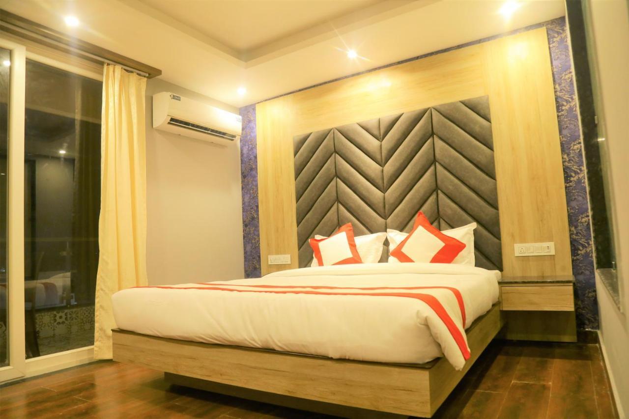 The Eleganza Hotel Jhājra Buitenkant foto