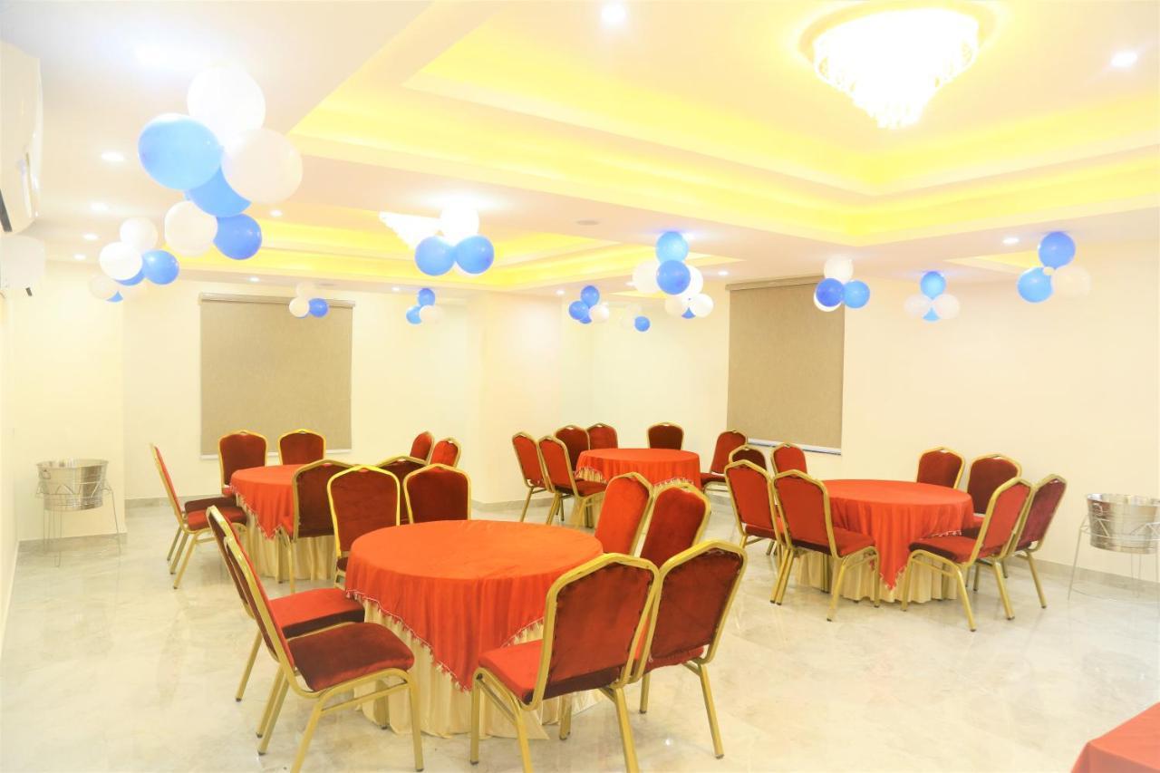The Eleganza Hotel Jhājra Buitenkant foto