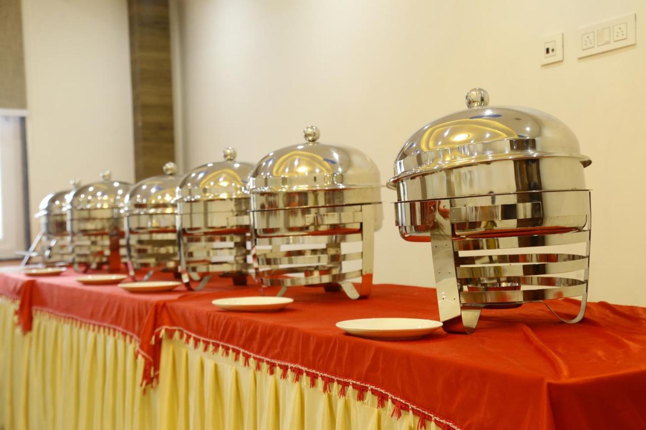 The Eleganza Hotel Jhājra Buitenkant foto
