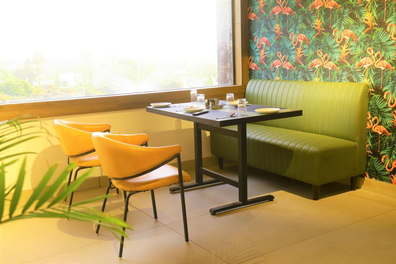 The Eleganza Hotel Jhājra Buitenkant foto
