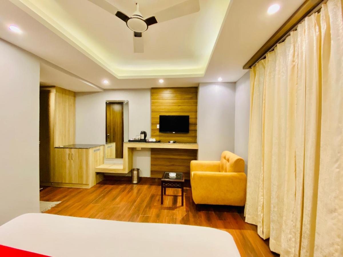 The Eleganza Hotel Jhājra Buitenkant foto