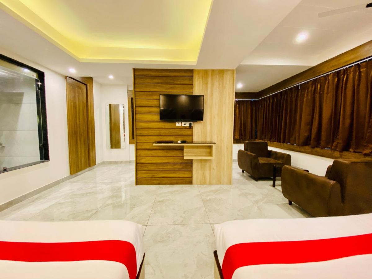 The Eleganza Hotel Jhājra Buitenkant foto