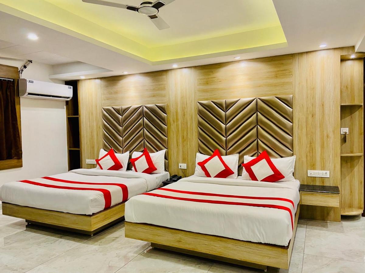 The Eleganza Hotel Jhājra Buitenkant foto