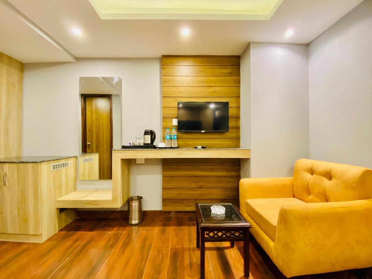 The Eleganza Hotel Jhājra Buitenkant foto