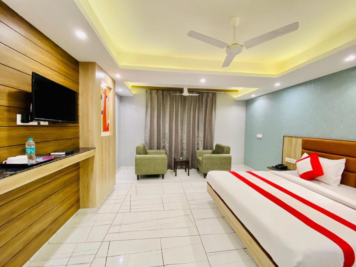 The Eleganza Hotel Jhājra Buitenkant foto