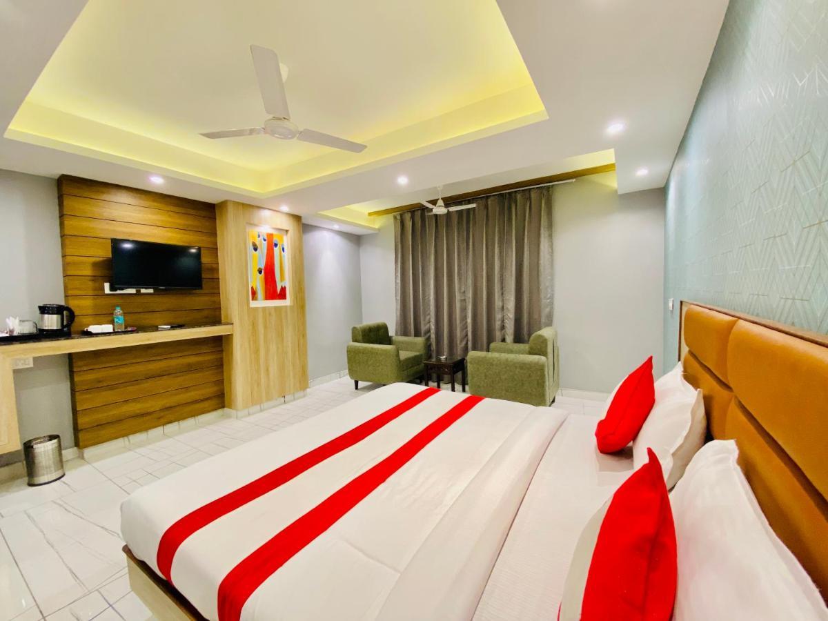 The Eleganza Hotel Jhājra Buitenkant foto