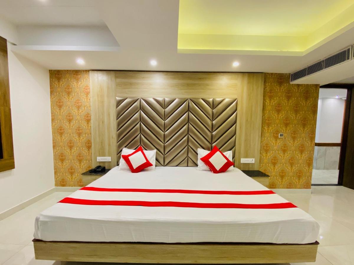 The Eleganza Hotel Jhājra Buitenkant foto