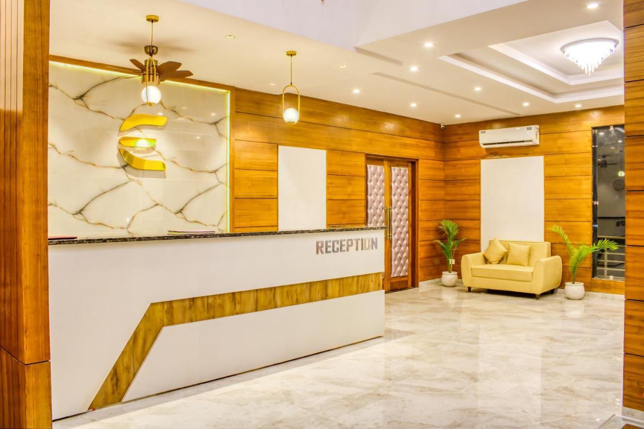 The Eleganza Hotel Jhājra Buitenkant foto