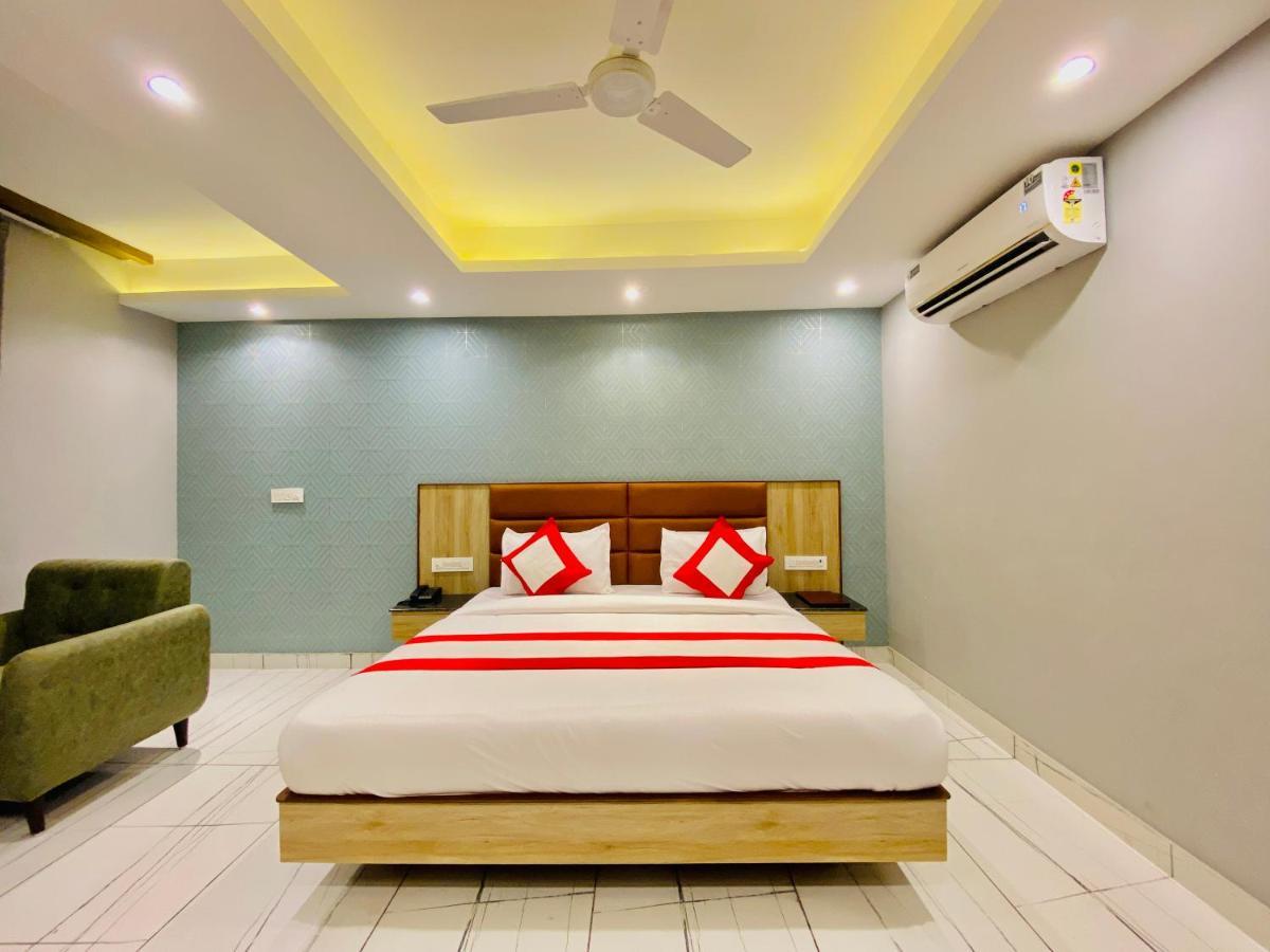 The Eleganza Hotel Jhājra Buitenkant foto
