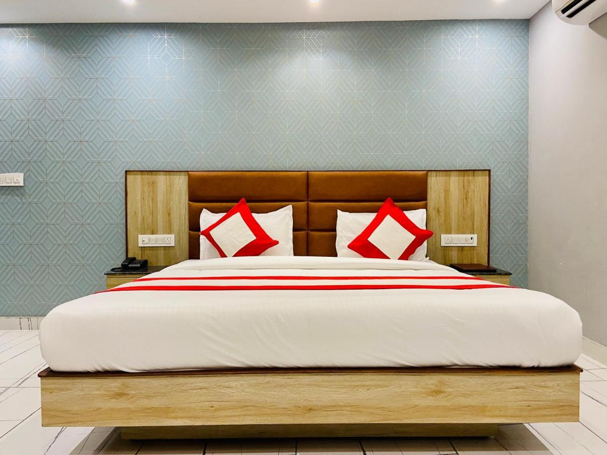The Eleganza Hotel Jhājra Buitenkant foto
