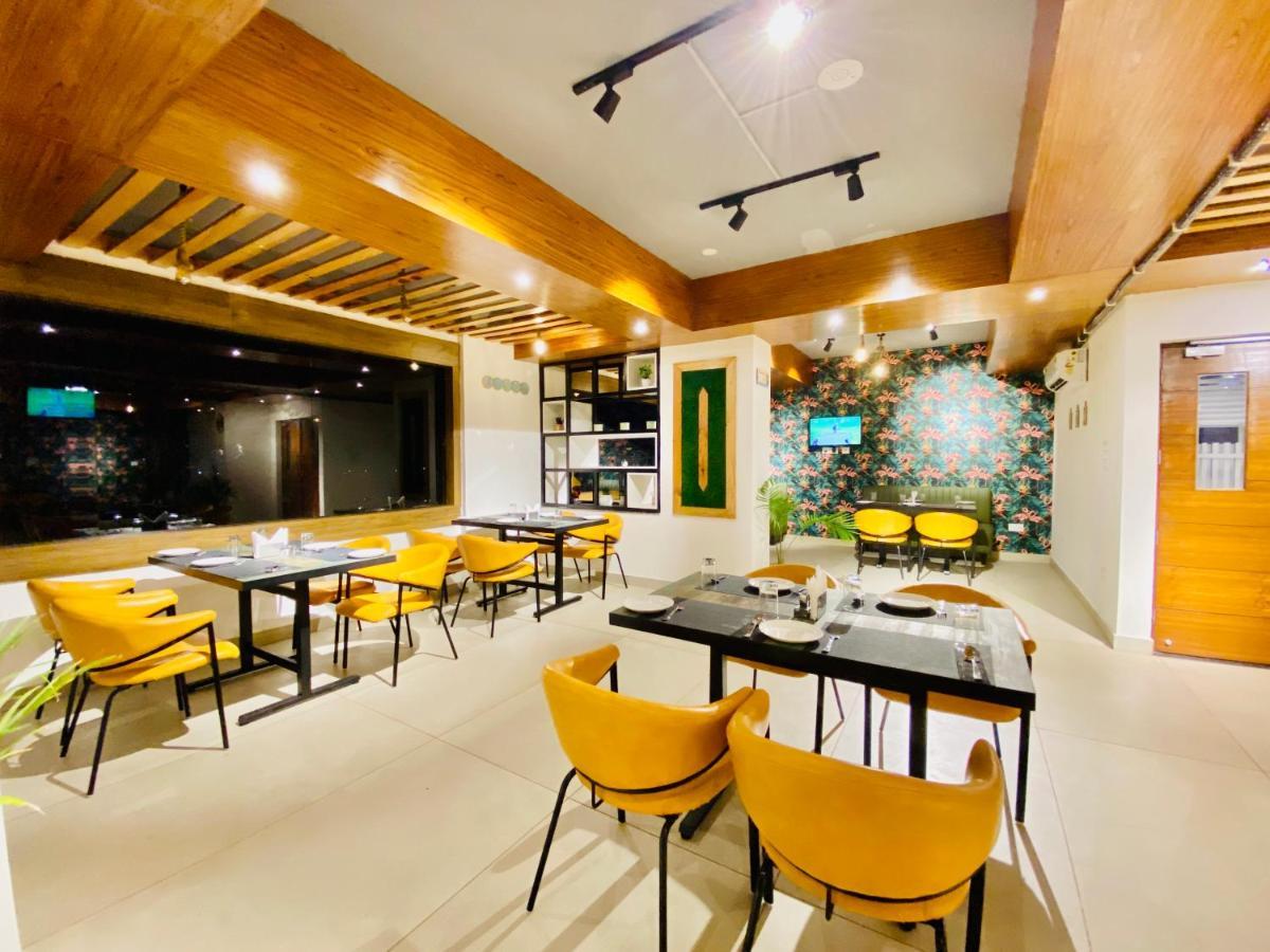 The Eleganza Hotel Jhājra Buitenkant foto