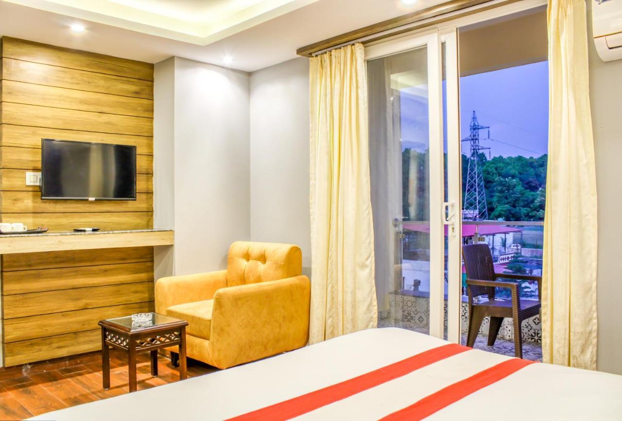 The Eleganza Hotel Jhājra Buitenkant foto