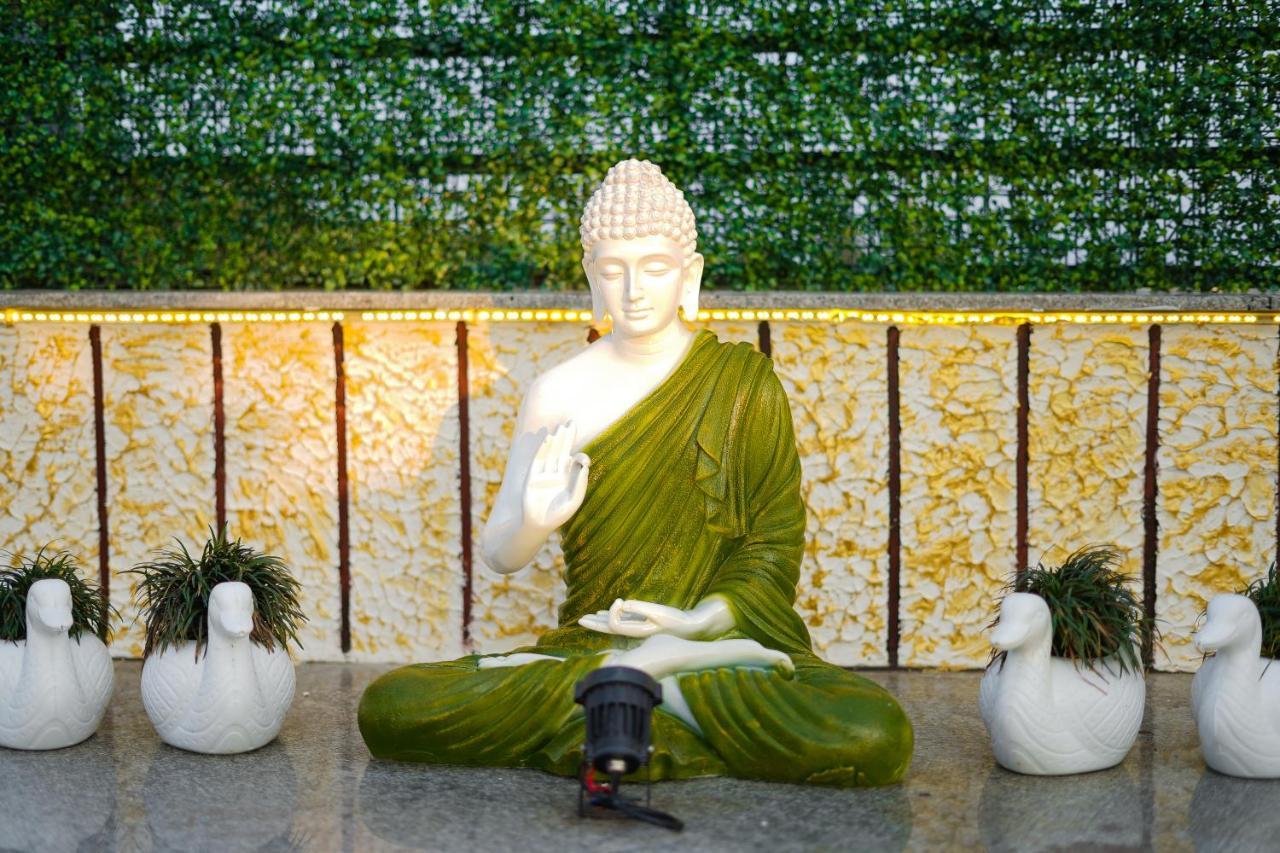 The Eleganza Hotel Jhājra Buitenkant foto