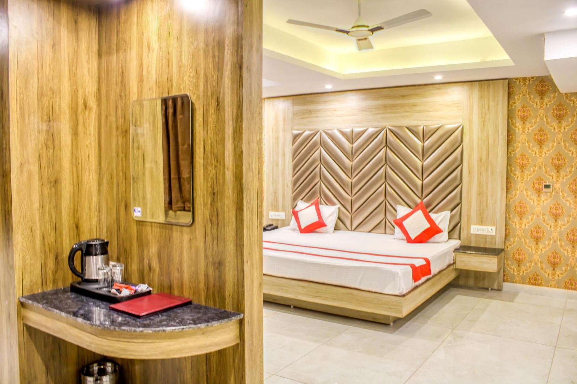 The Eleganza Hotel Jhājra Buitenkant foto