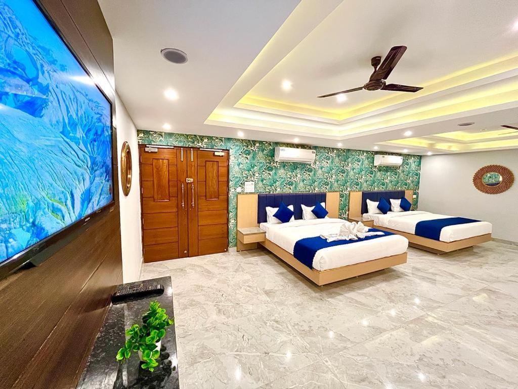 The Eleganza Hotel Jhājra Buitenkant foto